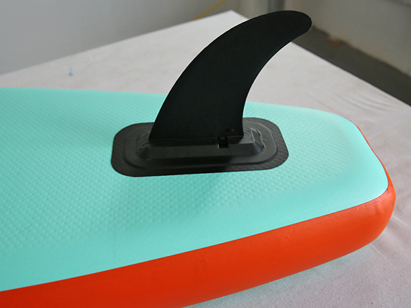 The bottom panel fins help board improve overall speed, one big removable fin and two small fins which are fixed on the board, handling and steering for easier use by beginner alike. 